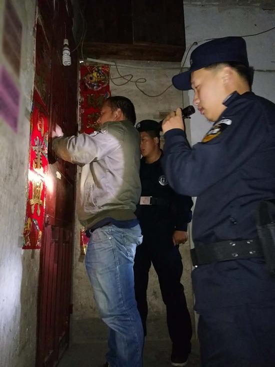 上饶粗心妈妈误将幼女锁家中 民警全城寻开锁师傅开门