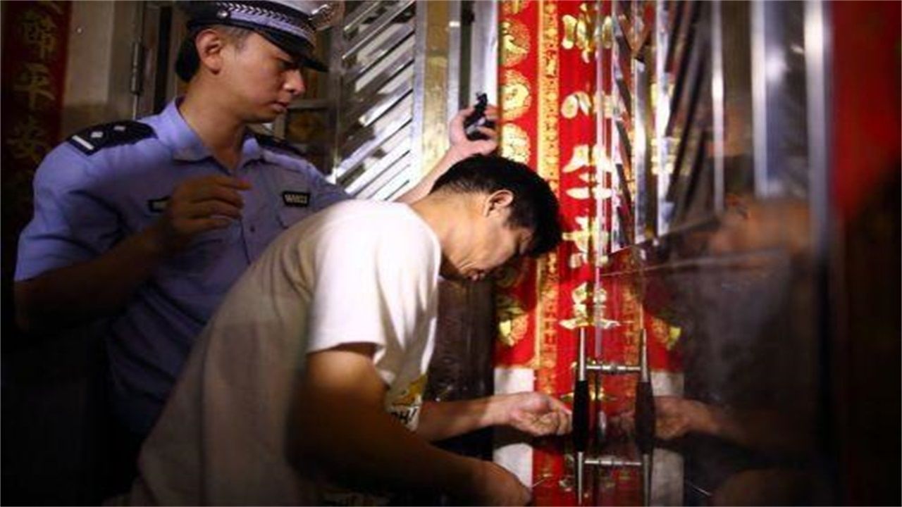 上饶请开锁师傅开了锁后，师傅为什么一般都不进门，就算主人请也不进去？